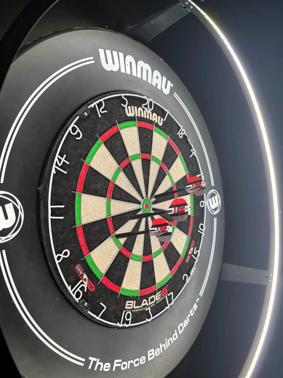 Cible Winmau Blade 6 fléchettes connectées